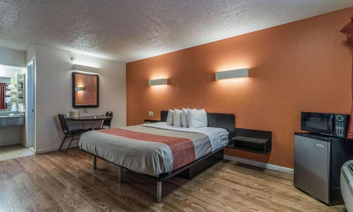 Colonie Apartment | 1 King Bed | Non-Smoking