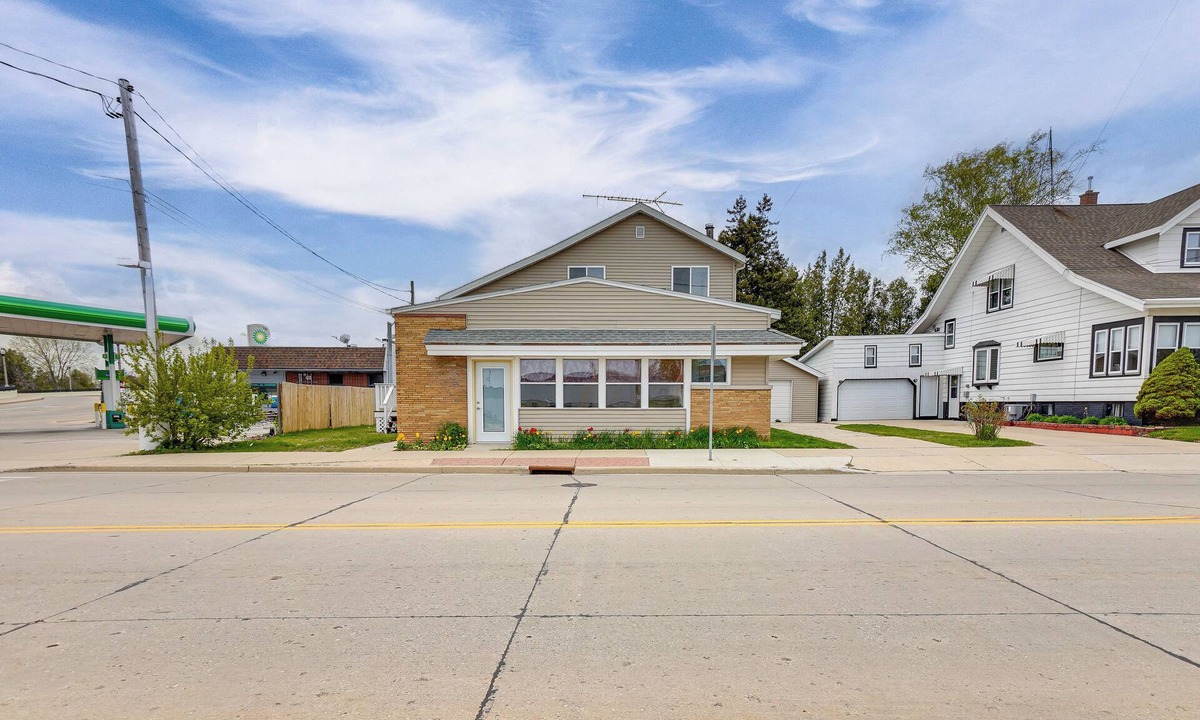 Two Rivers Cottage | 1 Mi to Shore: Lake Michigan Retreat w/Game Room!