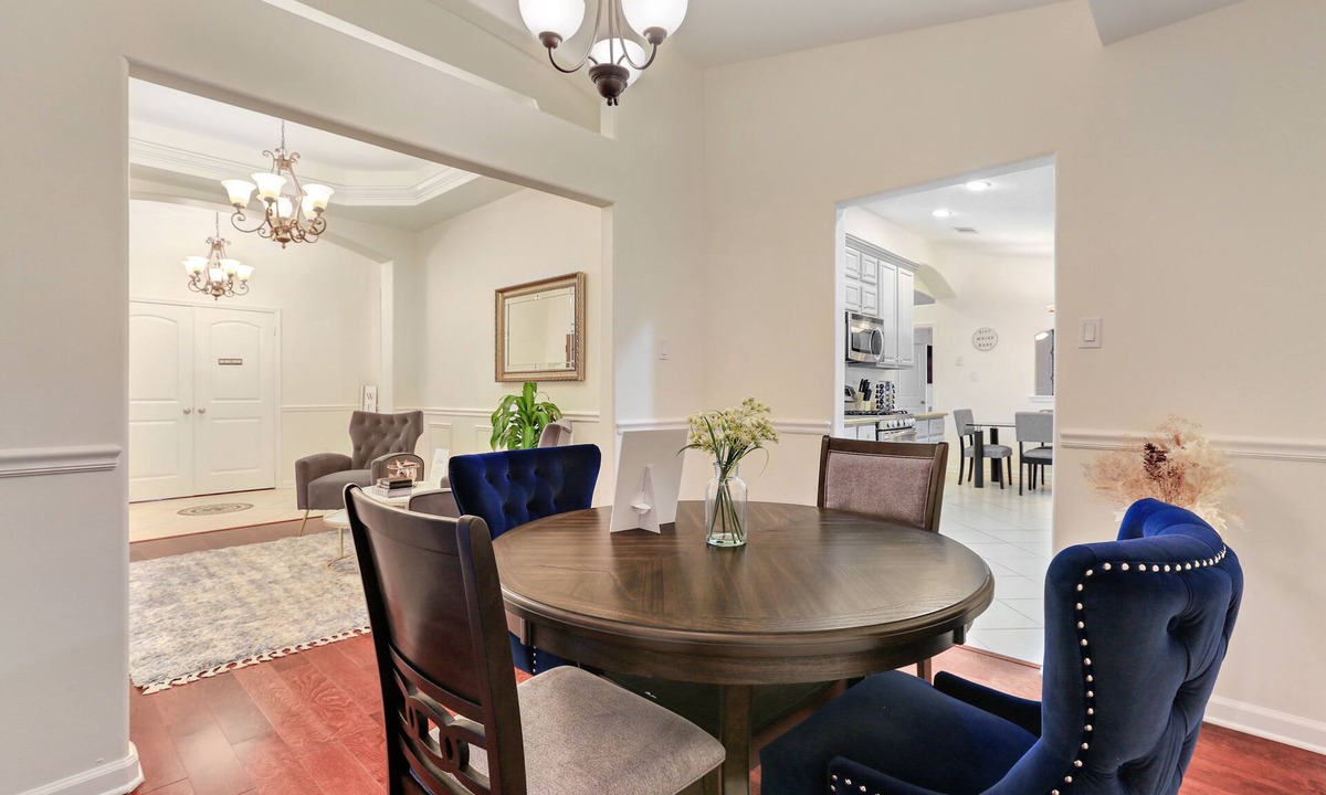Little Woods House | 10 minutes from Downtown! Cozy Family Home with Pool