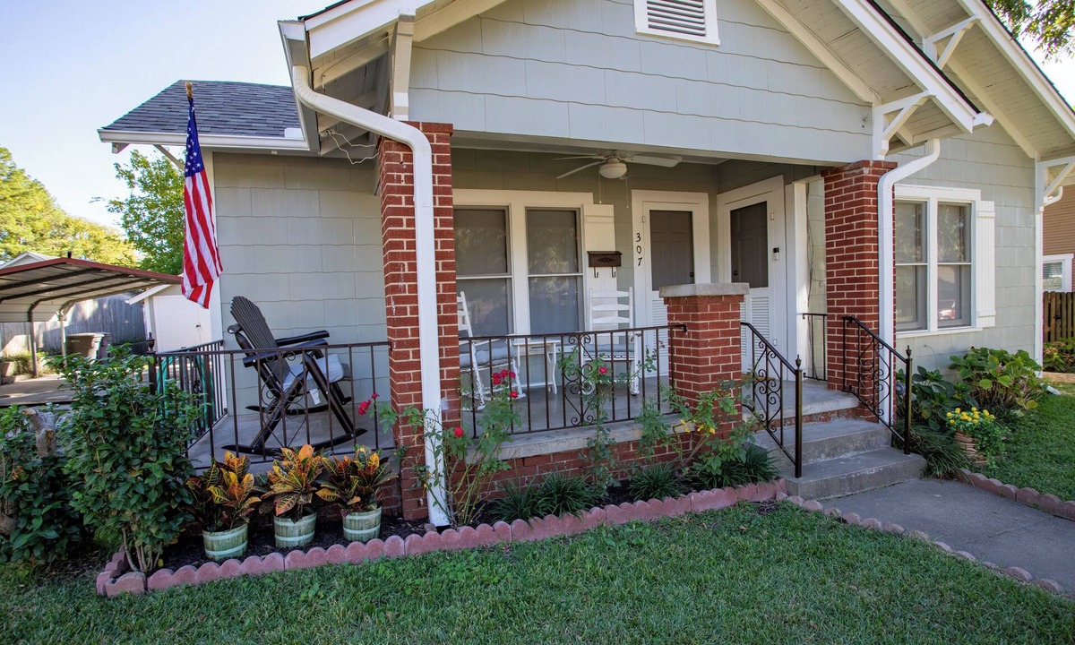 Mineola House | 100yr home with peaceful 1940s vibe and modern amenities in historic downtown.
