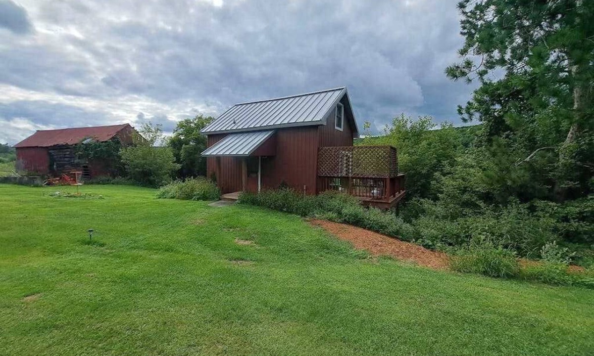 North Freedom House | 170 Year old countryside cottage with deck - Location near Devil's Lake