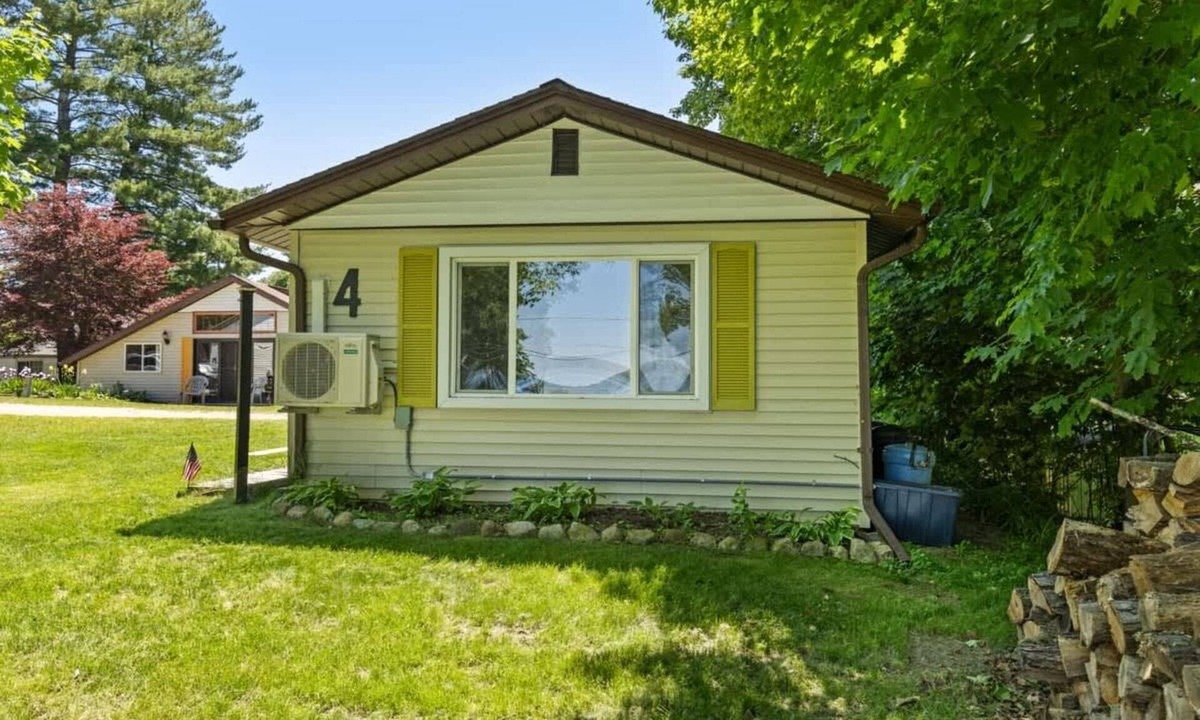 Chippewa Lake Cabin | 1BR Cozy Cabin- Small walk from Chippewa Lake