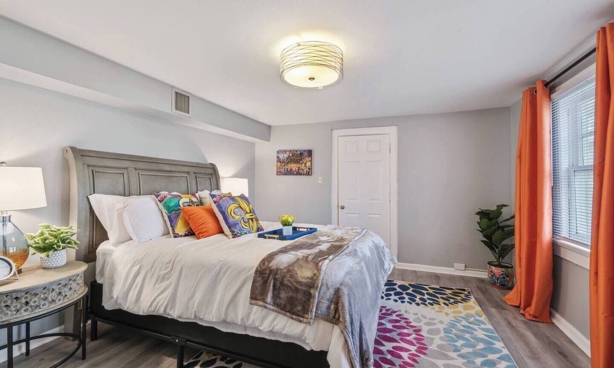 Fairgrounds Apartment | 2 bedrooms and one bonus room with two twin-size beds.