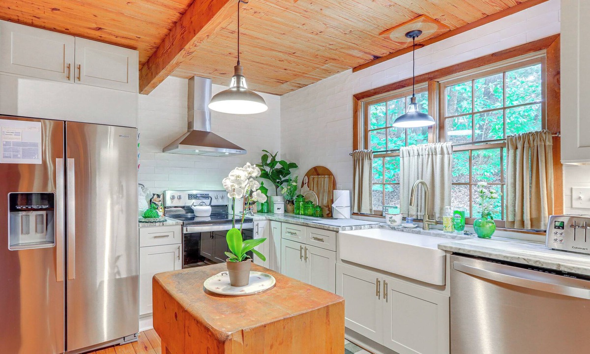 Big Canoe Cabin | 2 Decks + Fire Pit: Mountain Cabin in Big Canoe!