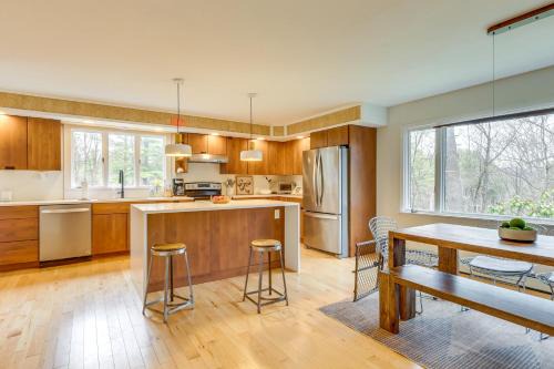 Town of White Creek House | 2 Mi to Hoosic River: 'The Moss House' w/Deck!