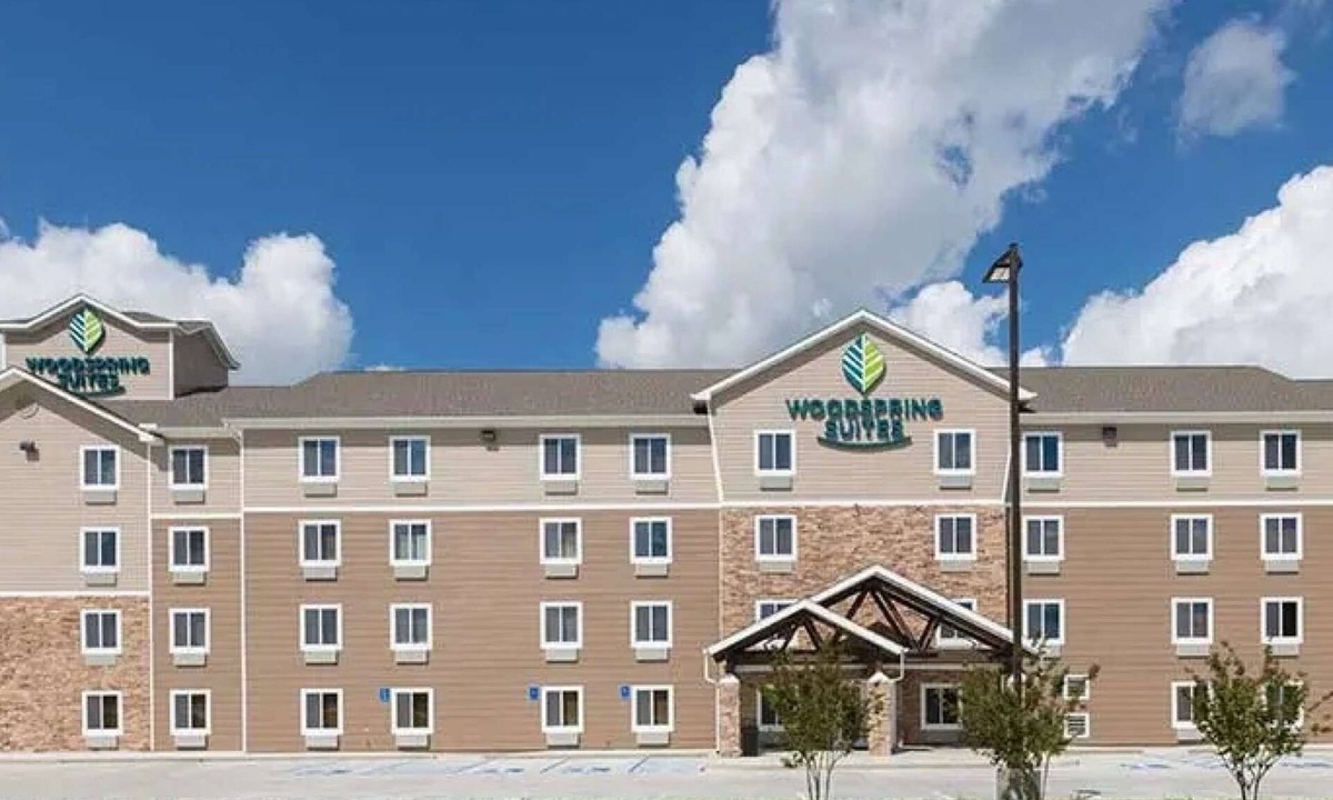 Lafayette Hotel | 2 Queens w/Kitchen Minutes From The Airport