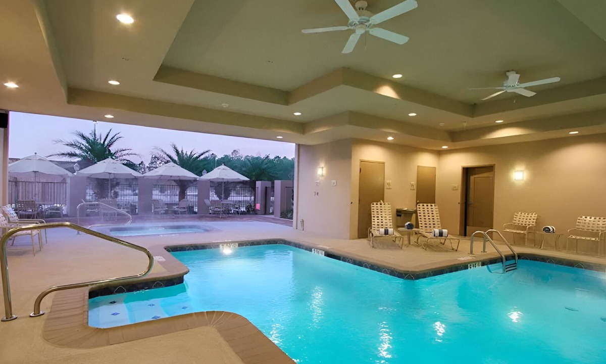 Covington Hotel | 2 Rooms w/2 Queen Beds – Modern Space in Covington Near Castine Center