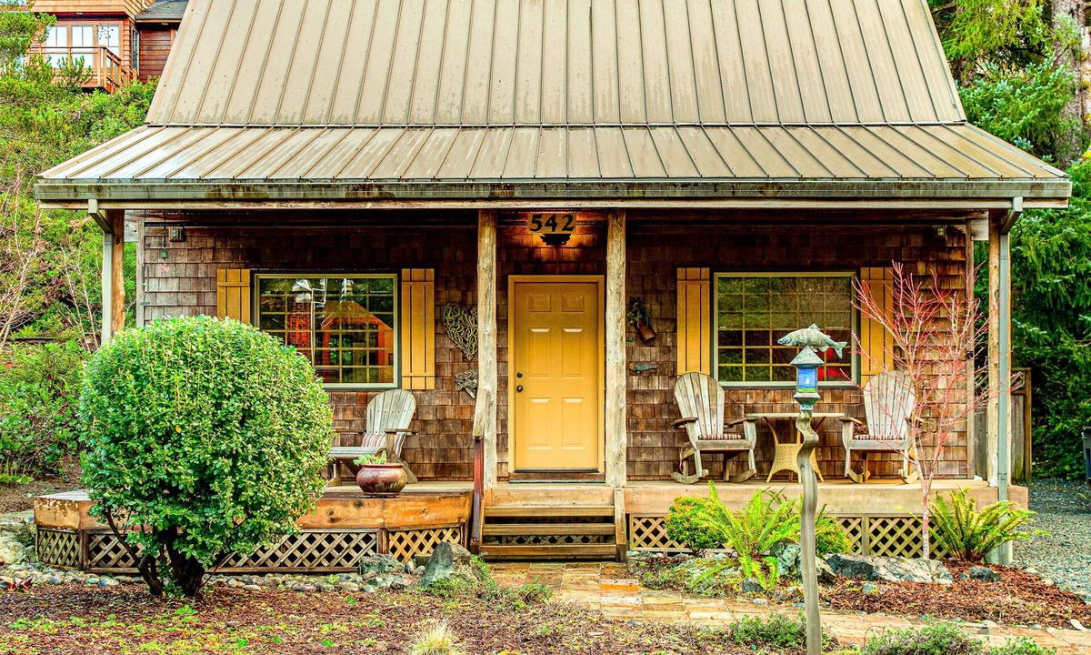 Manzanita Cabin | 2-story dog-friendly 1 block from the beach with deck, patio, gas fireplace, W&D