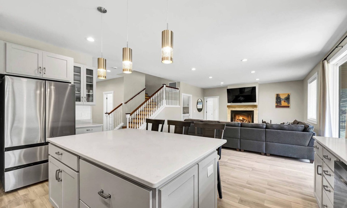 Crescent House | 20+Group Getaways Private Sauna & Hot Tub Stunning Views!