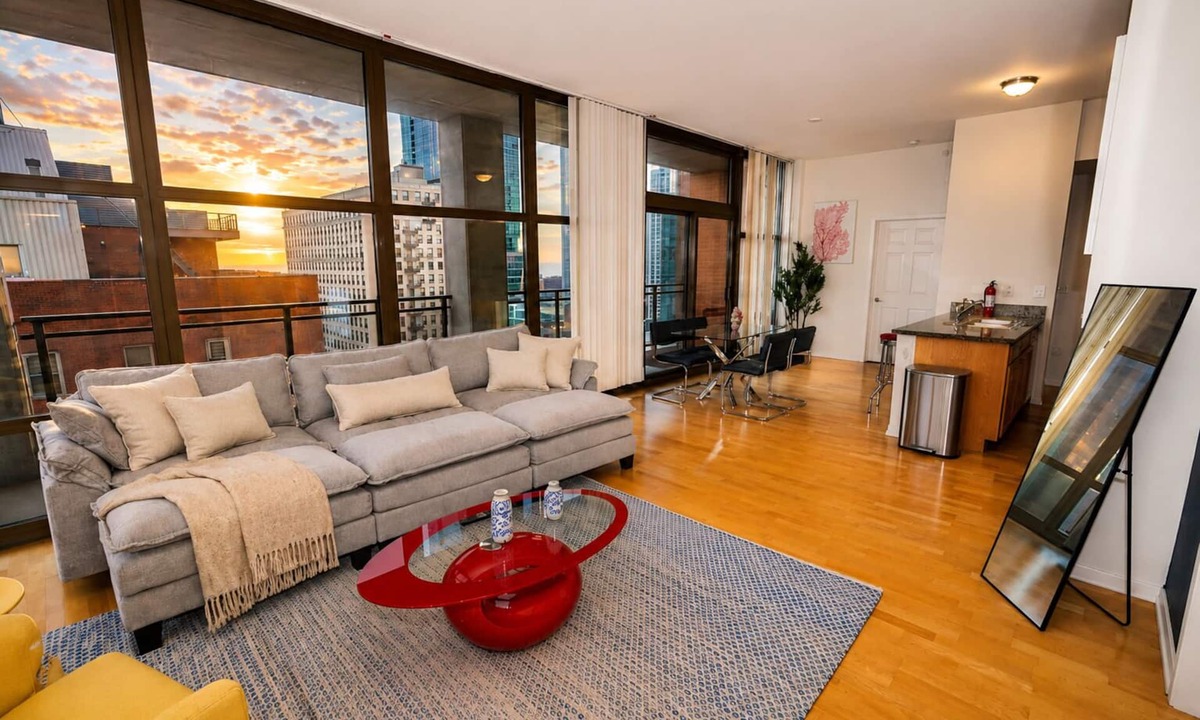 South Loop Hotel | 20th Floor Skyline 2BR Grant Park with Parking