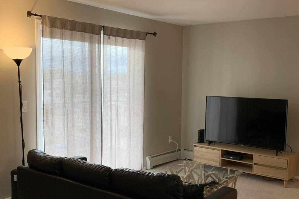 Stony Plain Condo | 2BR2Bath + Den Condo Near Westview w/ UG parking