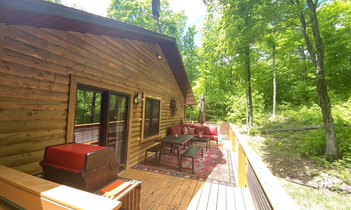 Harbor Springs Cabin | 2k, Luxury log cabin, close to all the fun, no fees! 3 bd 2.5 bath
