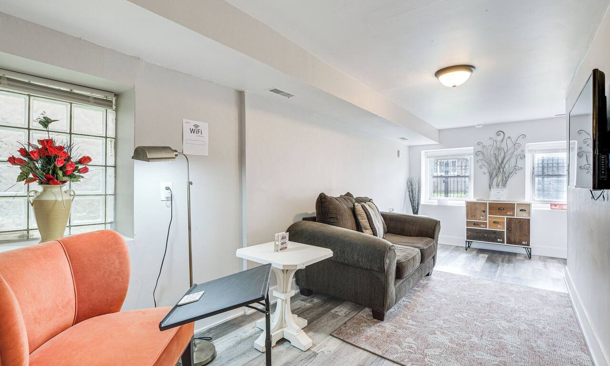 Woodlawn Apartment | 2MI to Obama Center - Pet-Friendly near UOC!