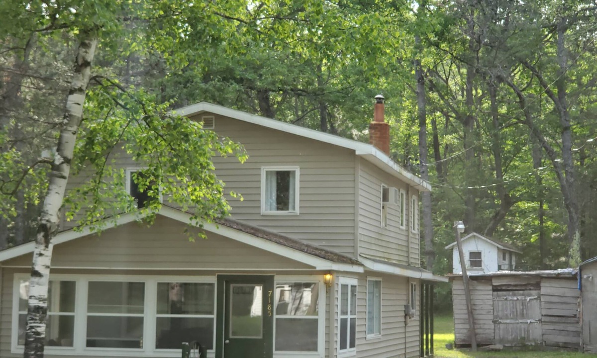 South Branch House | 3 Bed, 1 Bath home with shared pontoon, 2 seat kayak and lake access nearby.