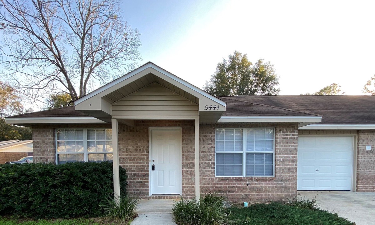 Baker House | 3 Bed/2 Bath/1 CG Updated Townhome