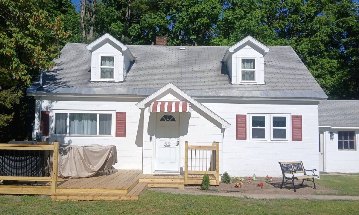 Fairview House | 3-bedroom house in beautiful Fairview with cool AC breeze