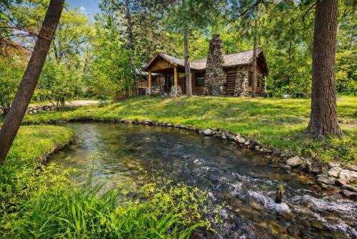 Traverse City House | 3 Cottage Exclusive Retreat-Hot Tubs-Walk to Beach