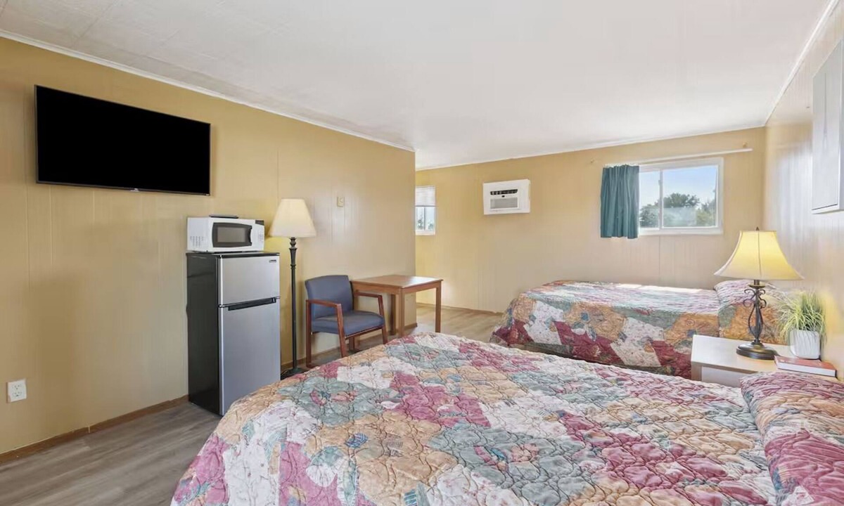 Shields Hotel | 3 Group-Friendly Rooms Near Local Restaurants | Free Onsite Parking