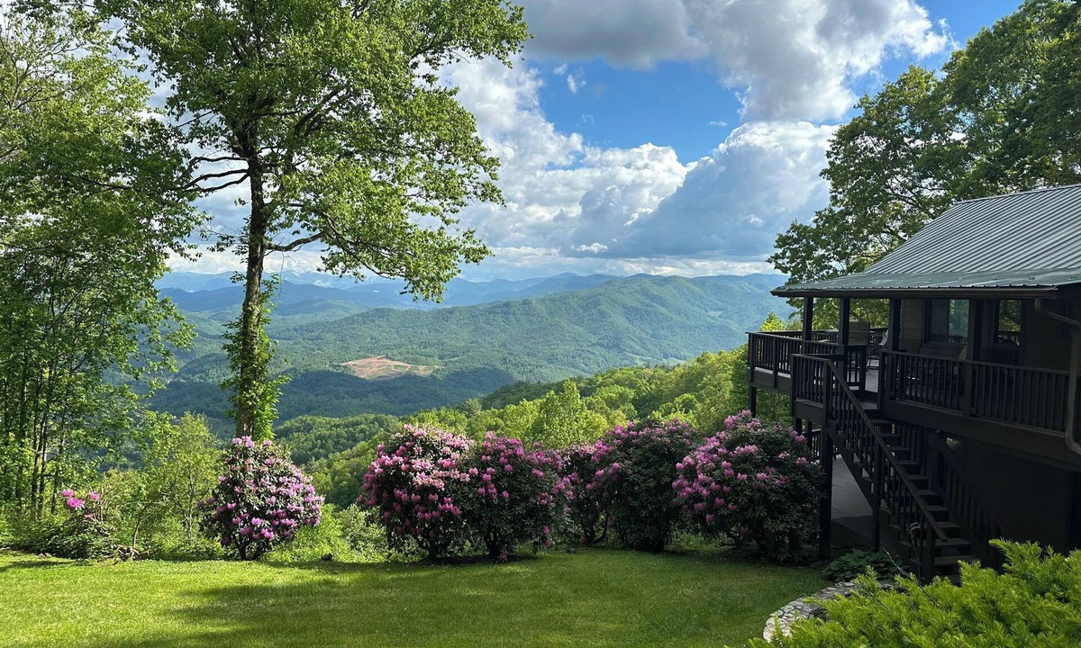 Clyde Cabin | 3bd, 2ba, Smoky Mountain cabin: bathed in forests, blessed with views