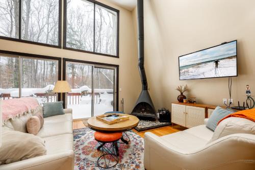 Cedar House | 3Br 2Bath Midcentury Ski Chalet with Hot Tub & Kids' Loft