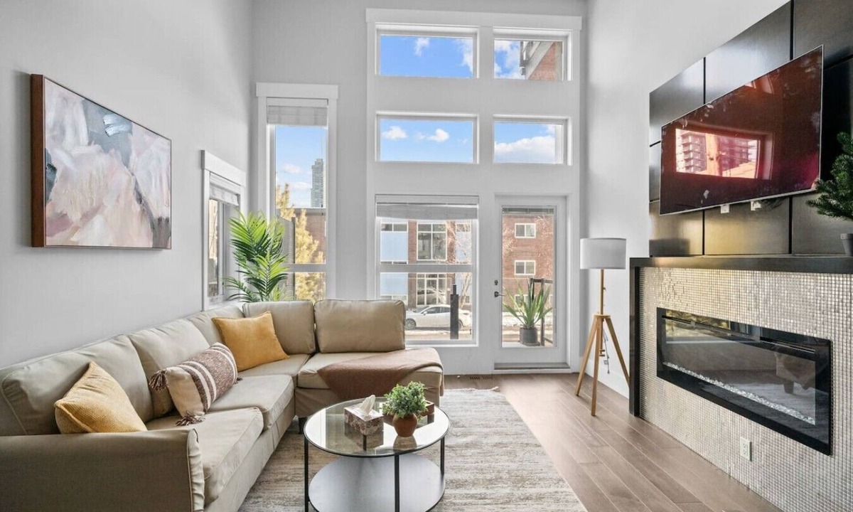 Sunalta House | 3BR | Garage | DT Views | Central | Lux Townhome