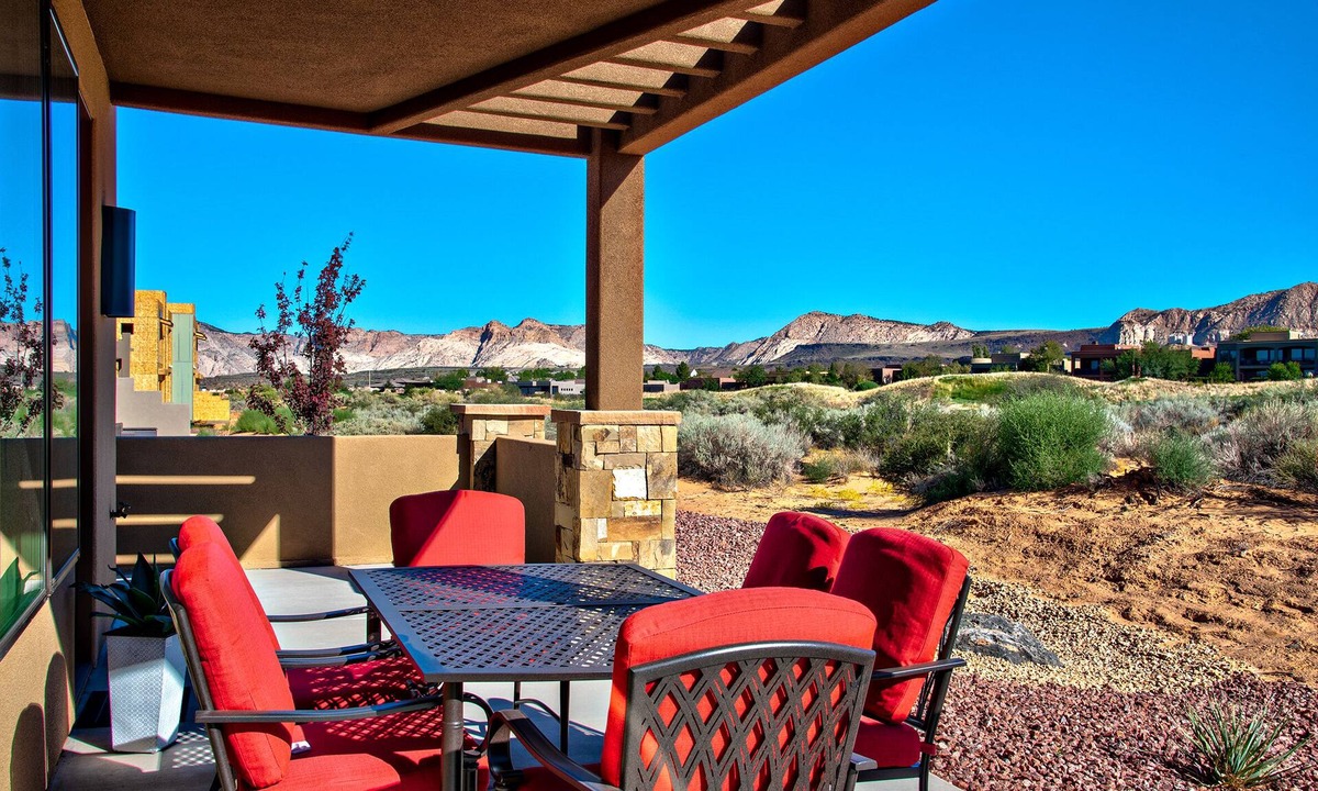 St. George Villa | 3BR on the 18th Green - Fireplace & Golf Views