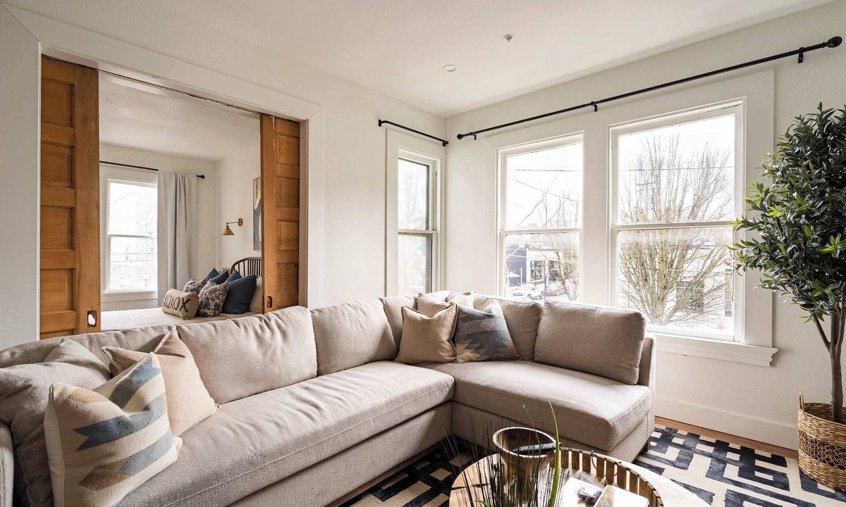 Uptown Apartment | 3BR - Sleeps 6 - Steps to NW 23rd - Fast WiFi