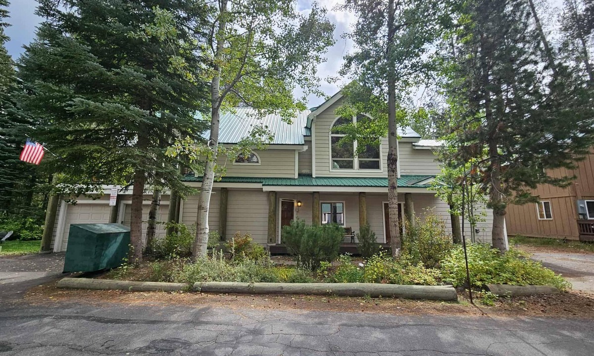 Donner Lake Woods House | 4 bedroom, 3 bath, sleeps 10 adults with 2 addtl rooms. West End Donner Lake.