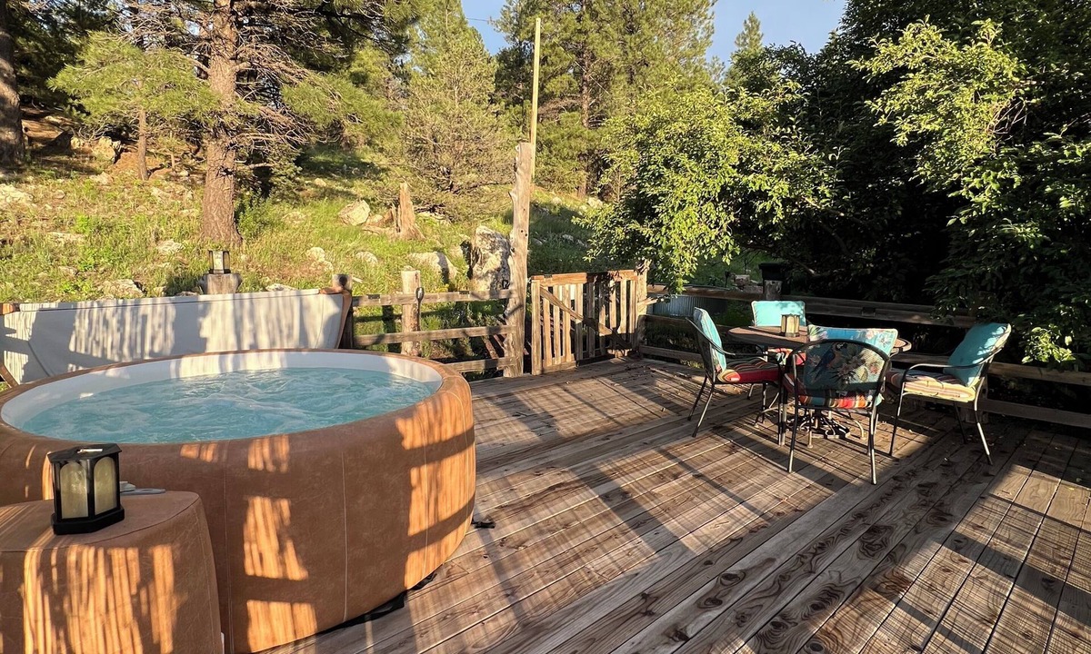 Flagstaff Cabin | 4-bedroom cozy authentic log cabin on acreage in peaceful Flagstaff with hot tub