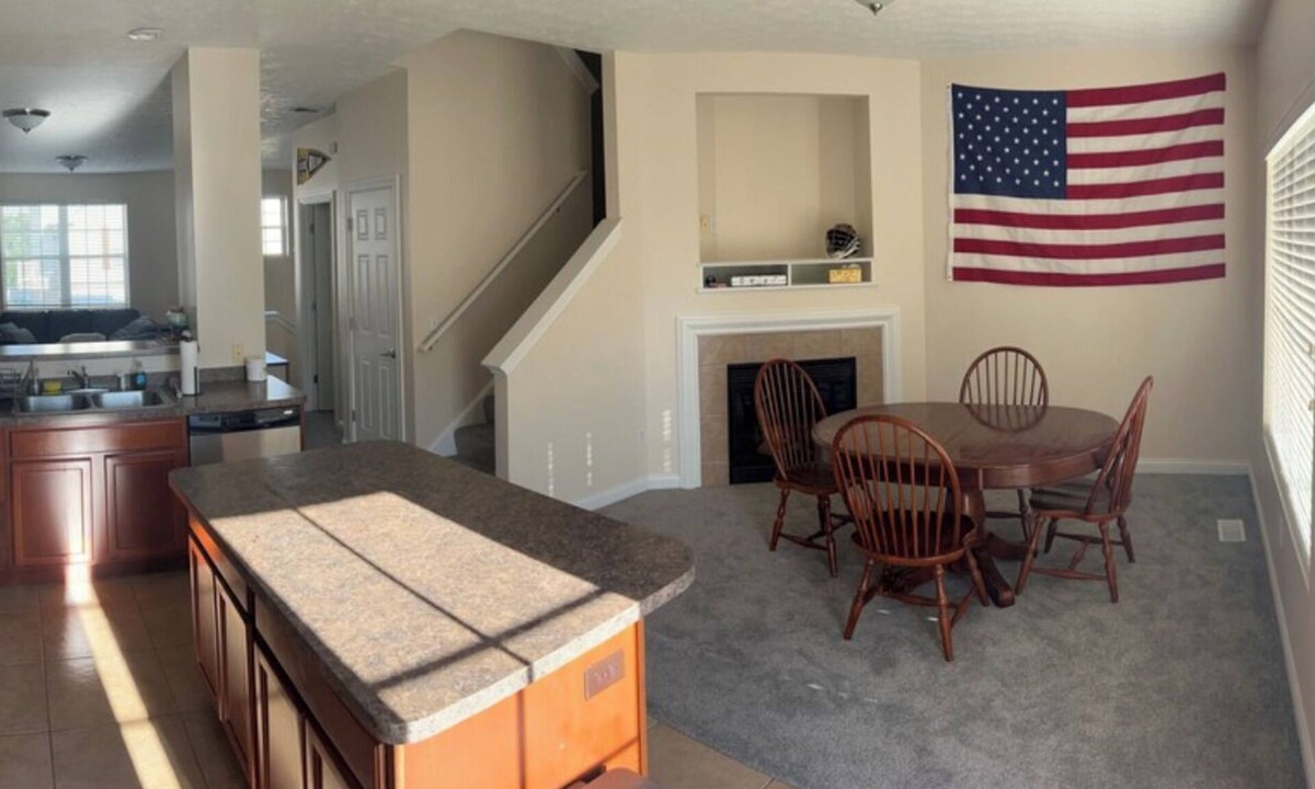 Roseland House | 4-bedroom townhome in fabulous South Bend. Long or Short Term Rentals!