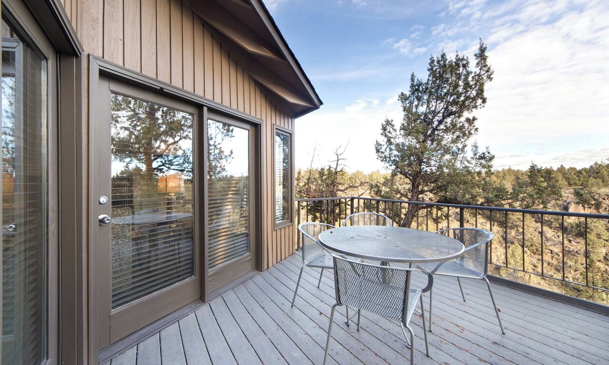 Redmond Cabin | 4 Units w/Kitchen | Pool, Spa, Golf & Free Parking