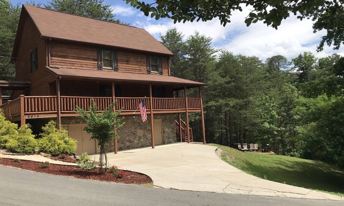 Sevierville Cabin | 4BR/4BATH Family Retreat 1 ACRE YARD FIRE PIT HOT TUB ARCADE WRAP AROUND PORCH