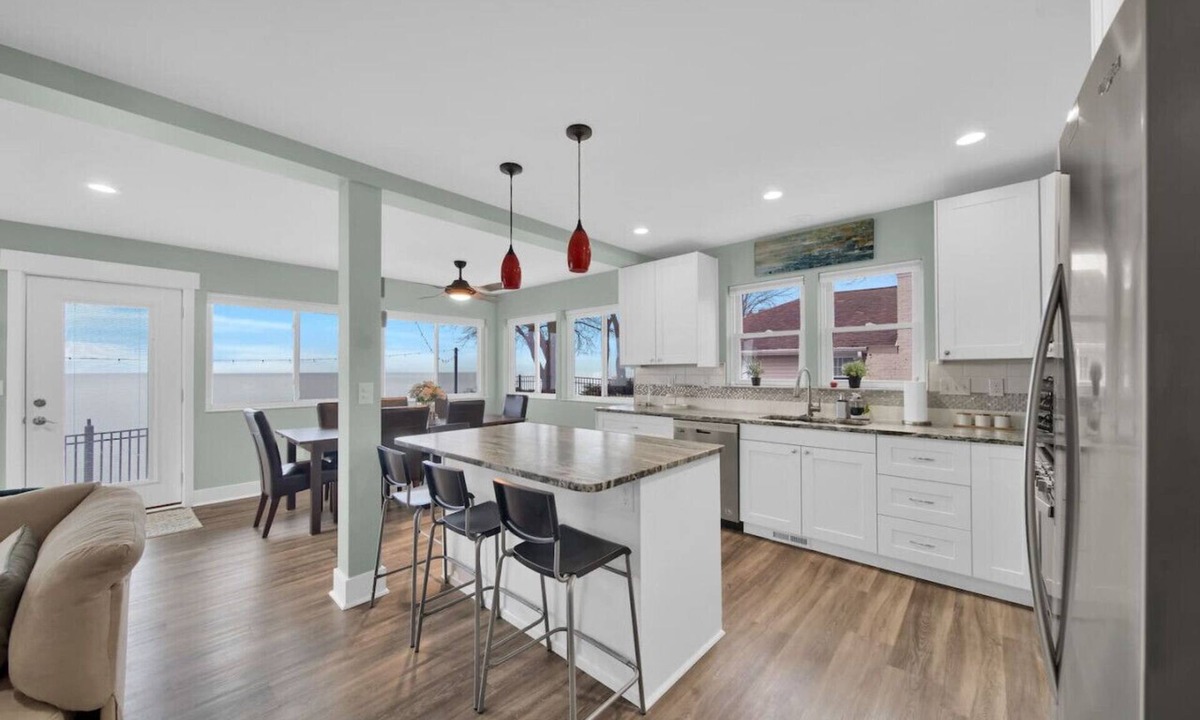 Lexington House | 4BR Beachfront, Stunning Views!