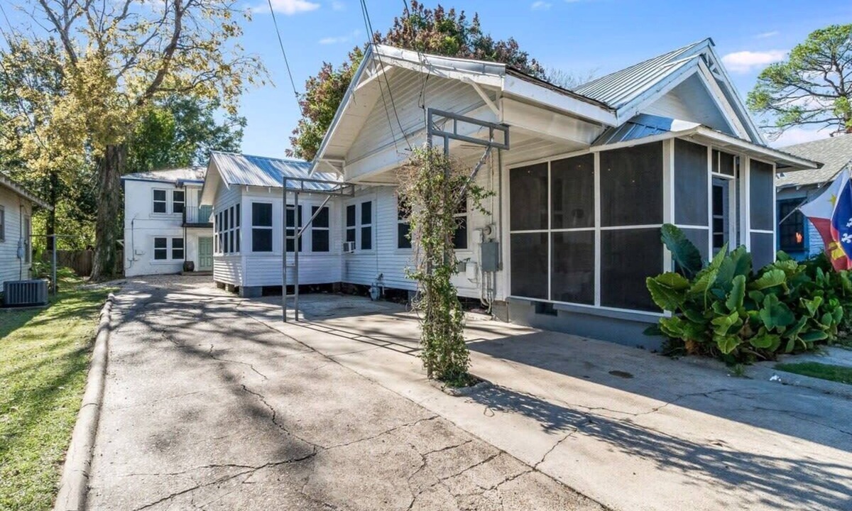 Freetown - Port Rico House | 4BR Downtown Lafayette-Garden, Parking, Walk to Arts District