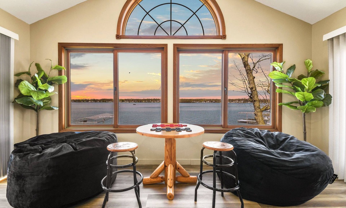 North Webster House | 4BR Lakefront · Pier · Game Room · Sleeps 16+
