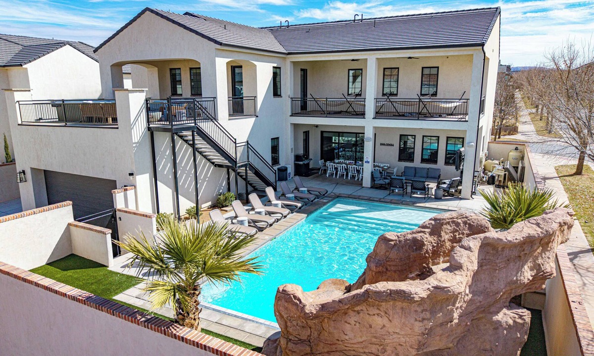 Hurricane House | 5 Suites, Private Pool, 2 Hot Tubs for 19, 2 Fire Pits, 2 Fridges Sleeps 30