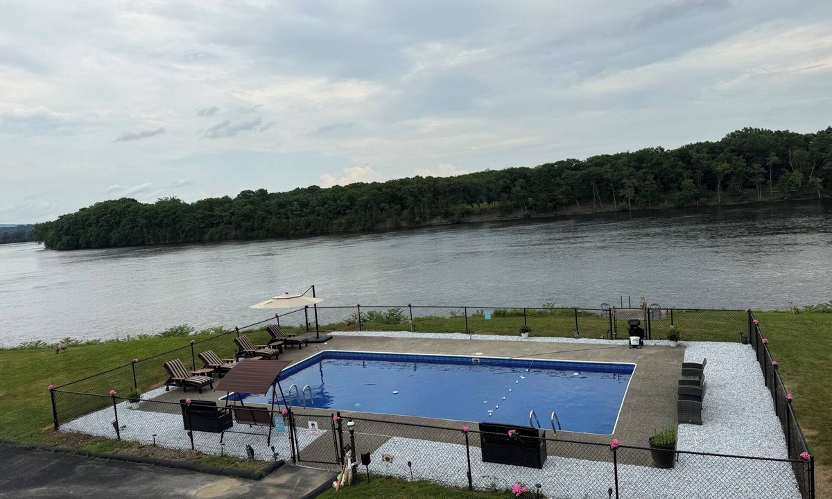 Stillwater House | 50% OFF SUMMER BY TRACK🏇TOWN🌃WATERFRONT 8 BEDS🏡HEATED POOL🏊‍♀️SAUNA🧖NEW DECK🌊 FISH🐟