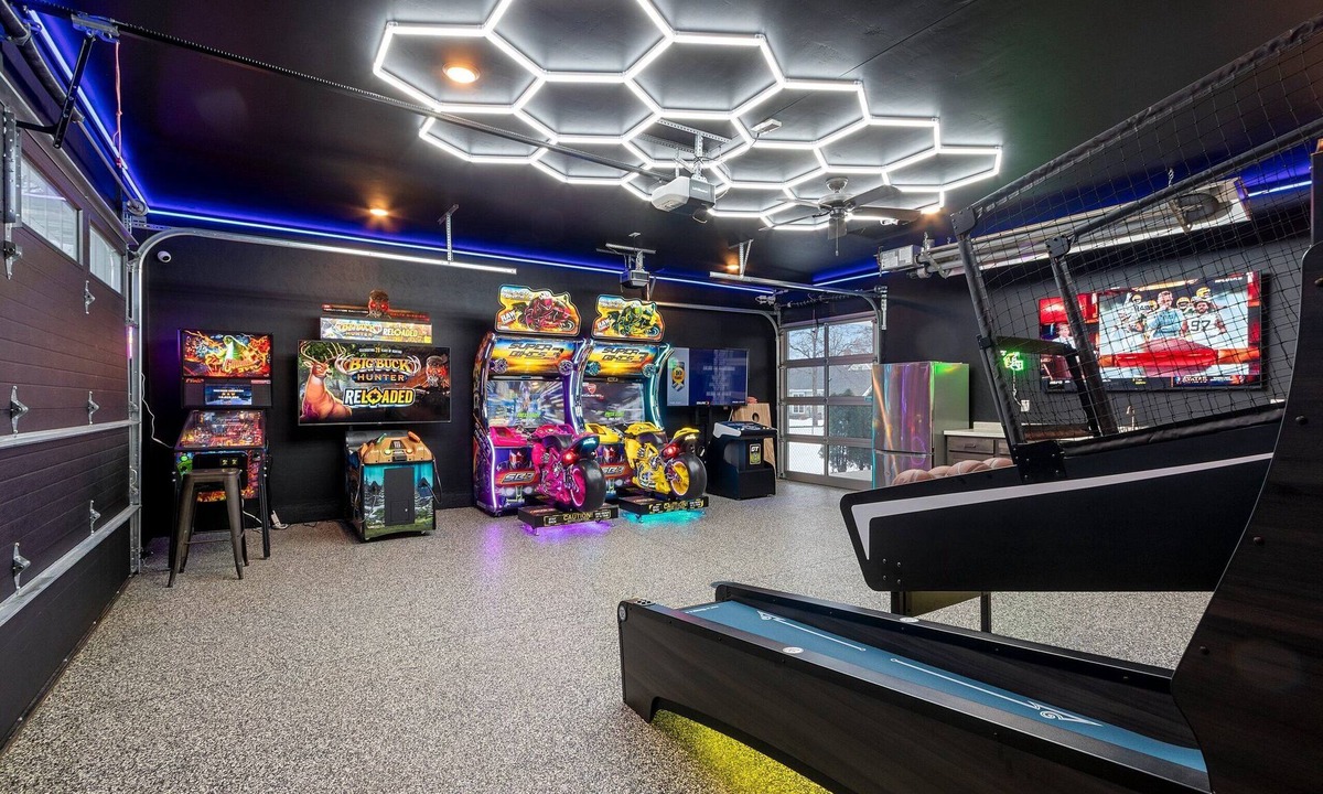 Green Bay House | 6-Bed Arcade Home with Hot Tub
