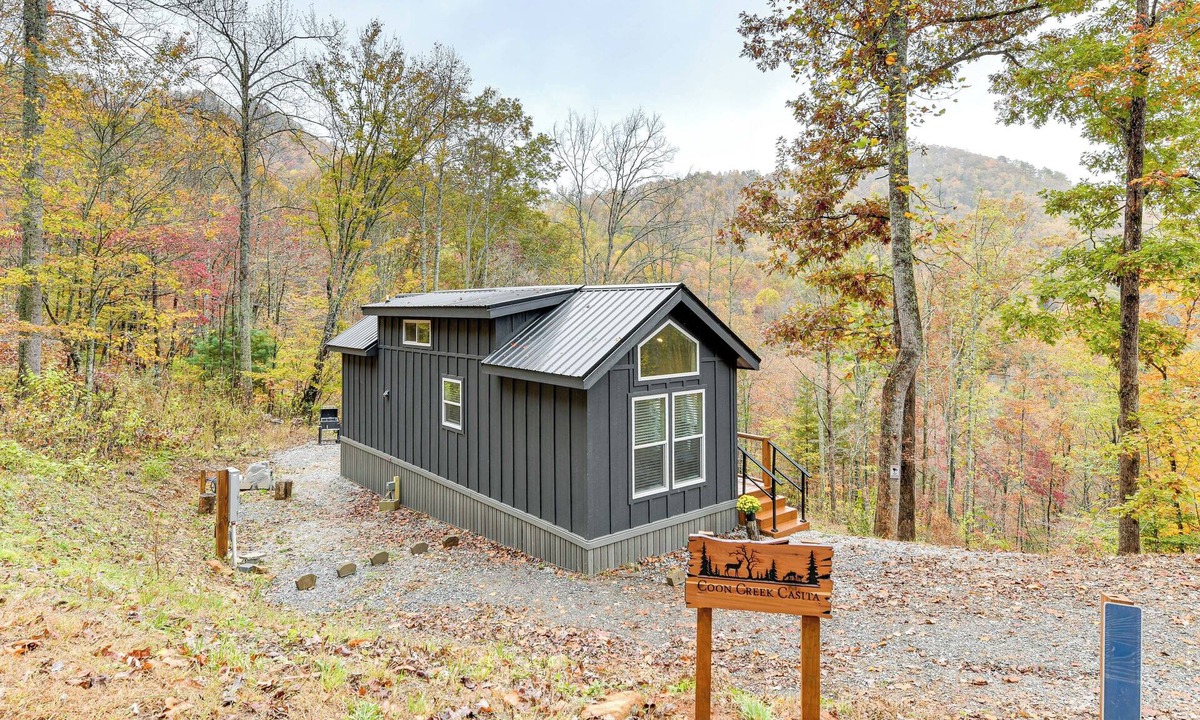 Franklin Cabin | 8 Mi to Dtwn Franklin: Mtn-View Cabin w/Fire Pit