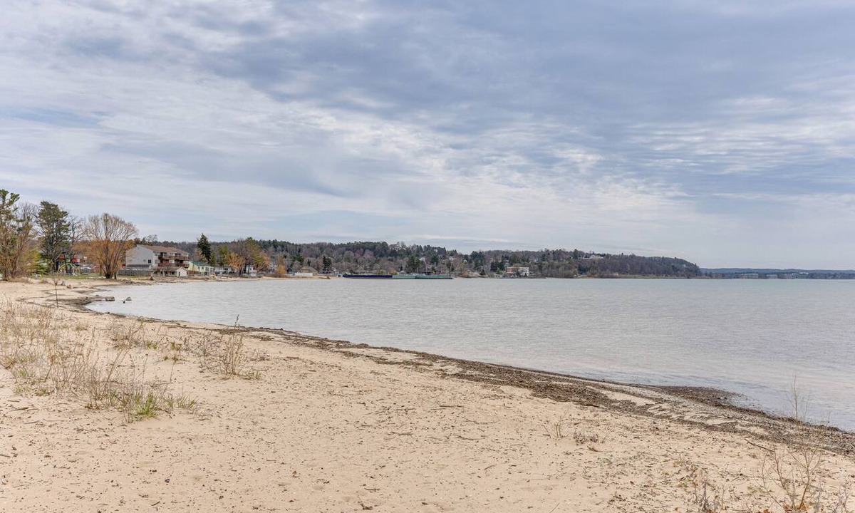 Acme Apartment | 8 Mi to Traverse City: Bayside Couple’s Retreat