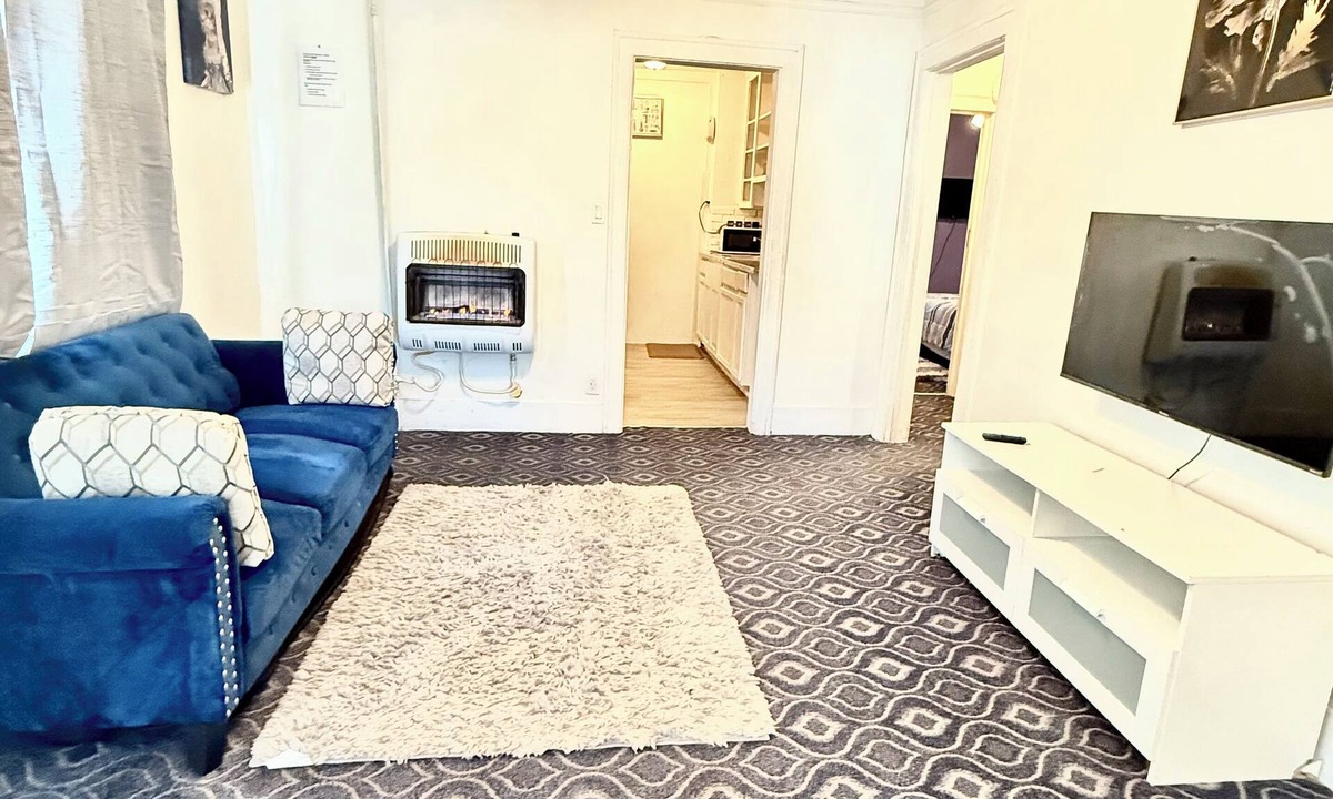 Detroit House | A Cozy Home with fireplace 10min from Downtown