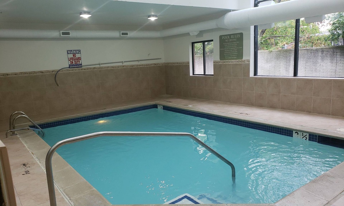Warren Hotel | A Victory Suites Warren