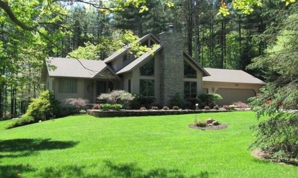 Lapeer House | Acorn Lodge Private Riverfront & Trails is an exclusive Retreat & Reunion venue.