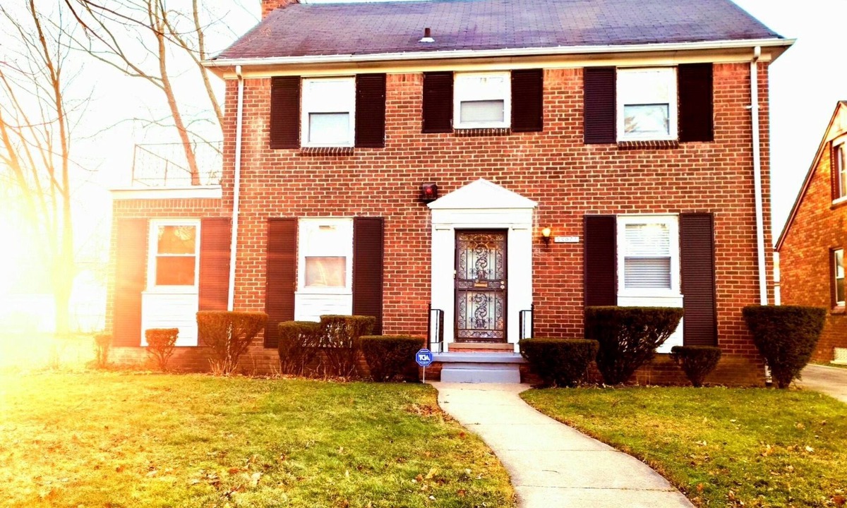 Detroit House | Adorable 3 bedroom with large backyard great for family fun