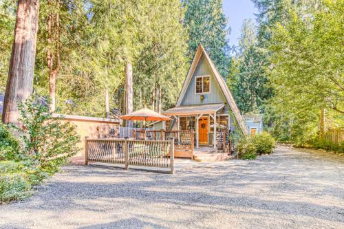 Marmot House | Adorable A-frame cabin withnearby river access game room wood stove firepit