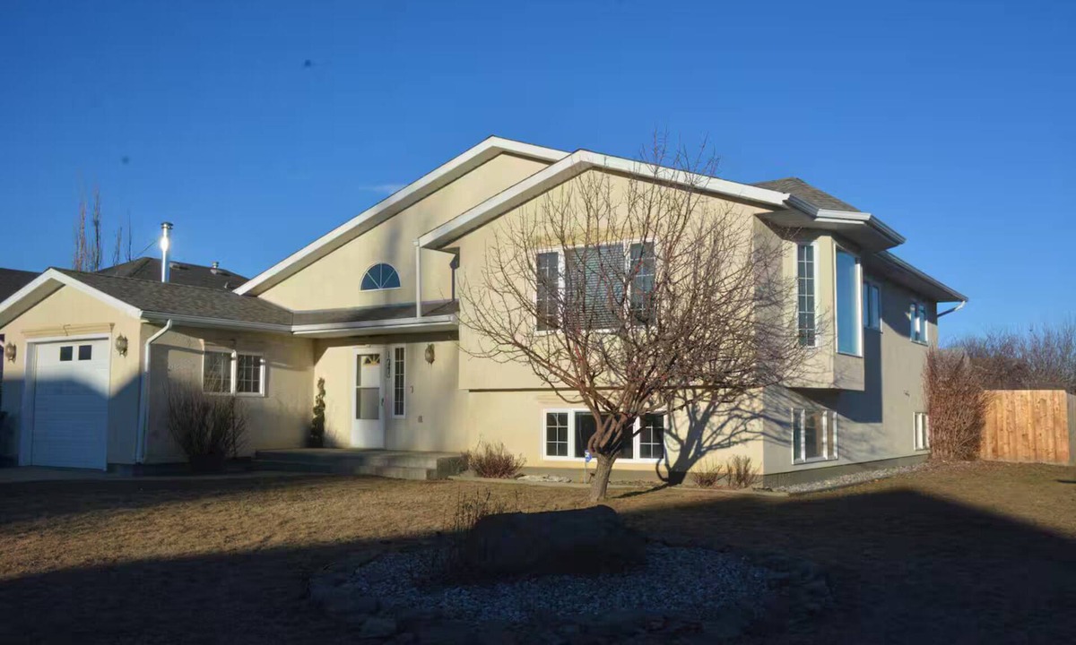 Pincher Creek House | Adventure Awaits: Spacious 5-bedroom, 3 bath home