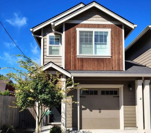 Carlton House | Adventure Awaits - Wine country oasis w Cozy deck
