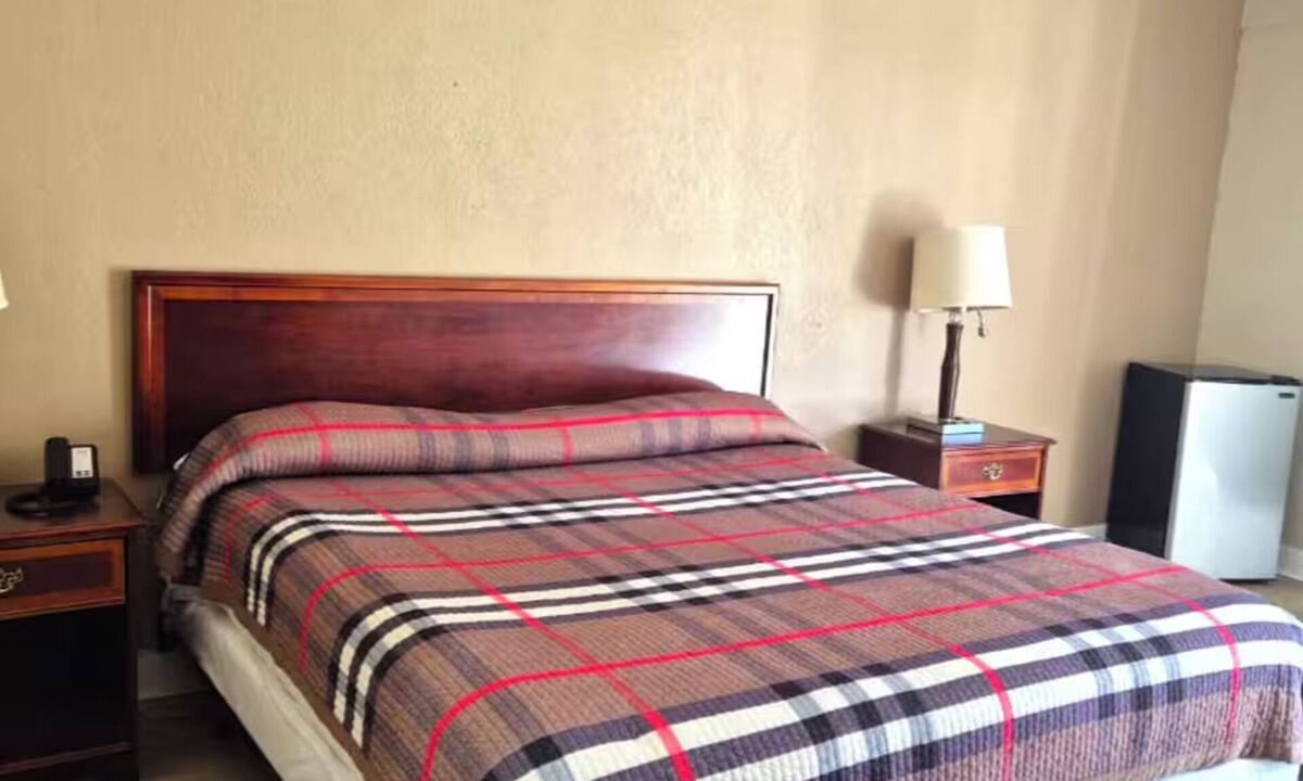 Ashburn Hotel | Affordable and Convenient Room with King-Size Bed – Ideal for Relaxing Stays