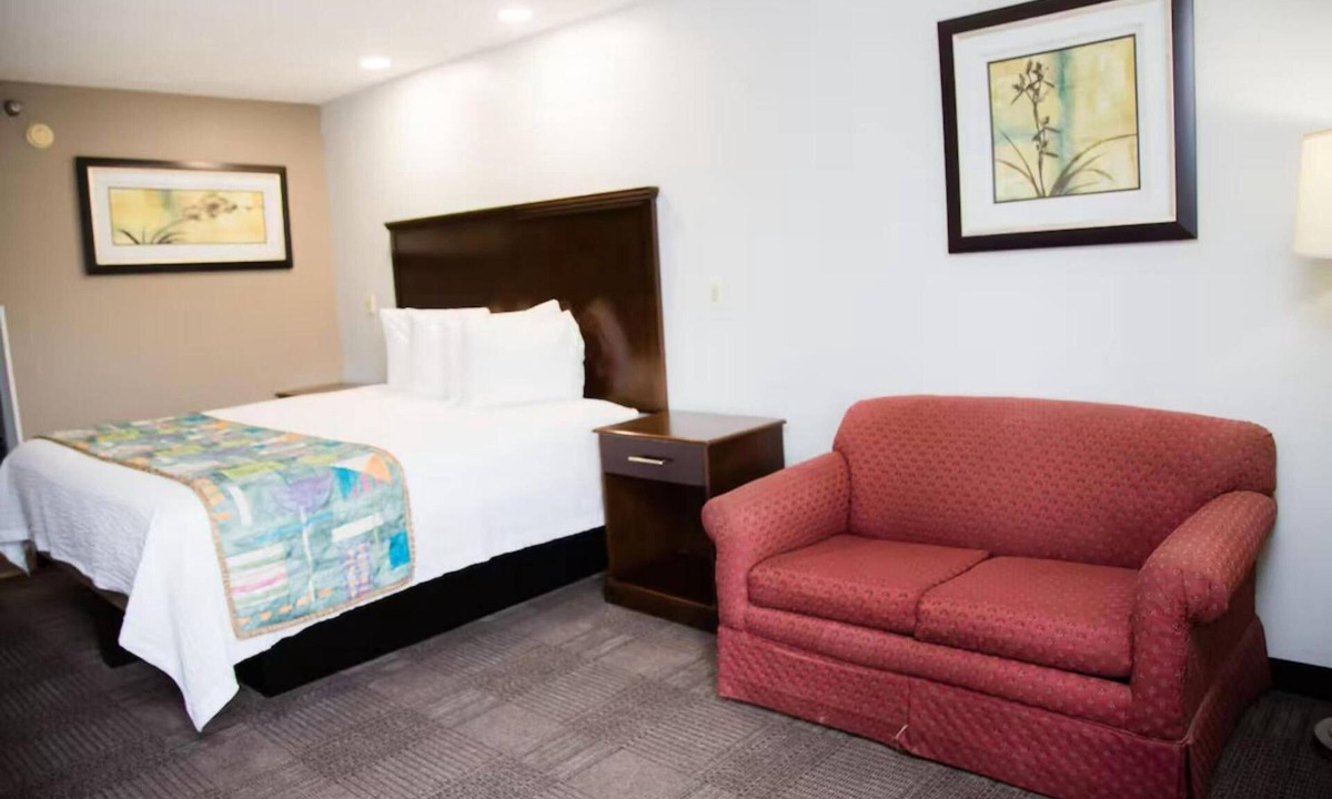 Mary Esther Hotel | Affordable Room | Near Oak Tree Nature Preserve | Free On-Site Parking!