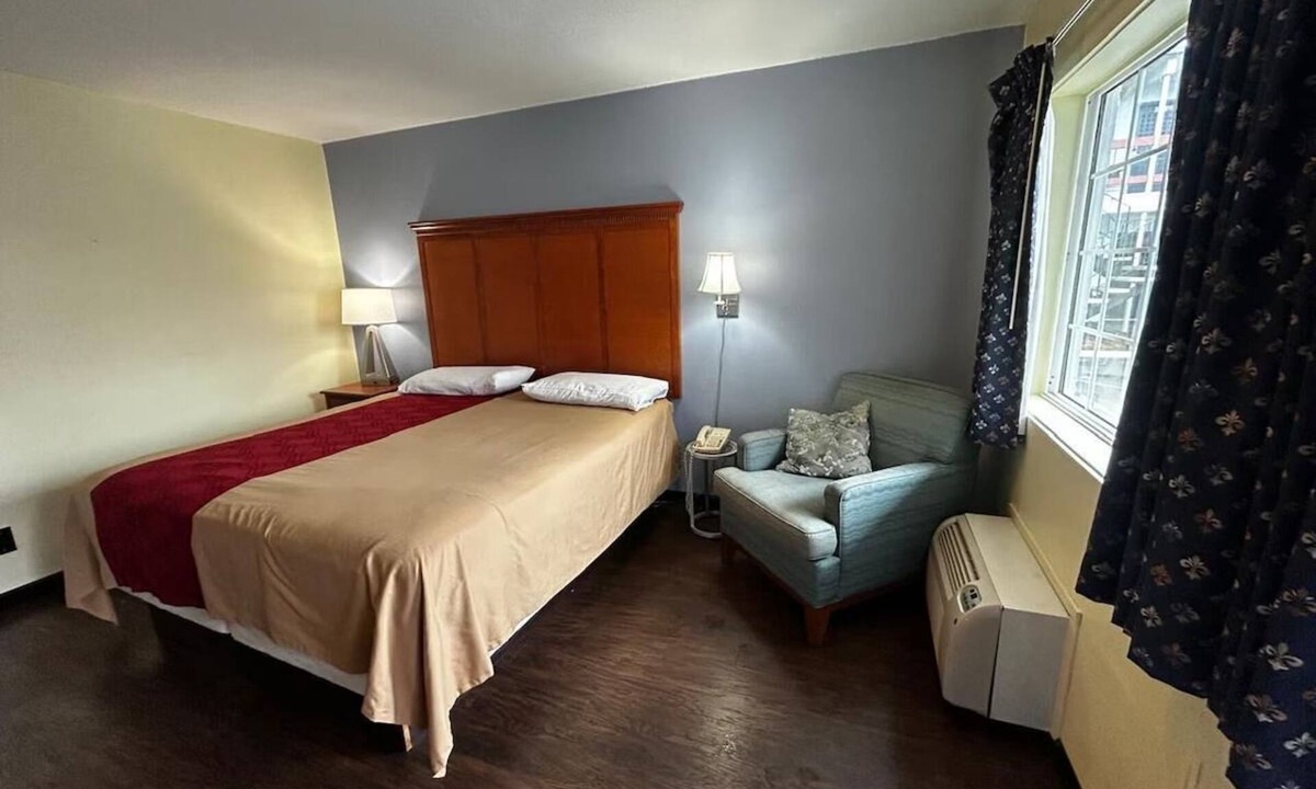 Longview Hotel | Affordable Room Stay Close to Major Attractions + Free Private Parking